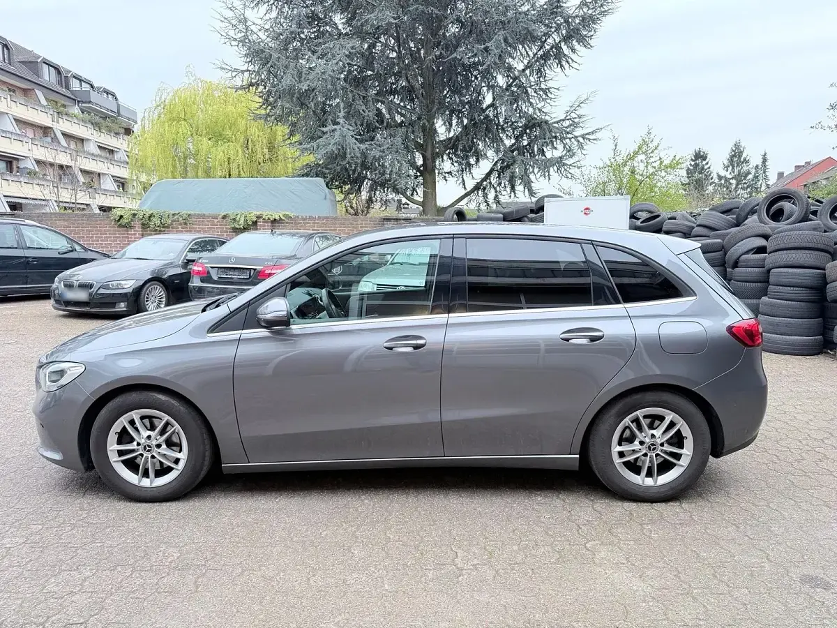 Gebraucht Mercedes B180 116 PS (85 kW) 2020 Grau Kleinwagen