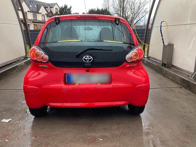 Gebraucht Toyota Aygo 68 PS (50 kW) 2009 Rot Kleinwagen