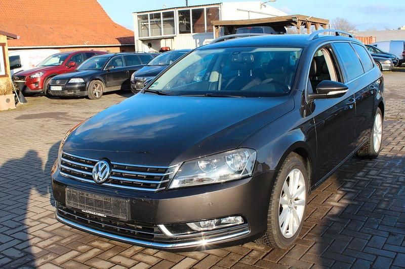 Schwarz Gebraucht 2011 VW Passat Highline Kombi | 5.690 € (Guter Preis) - Bild 1/4