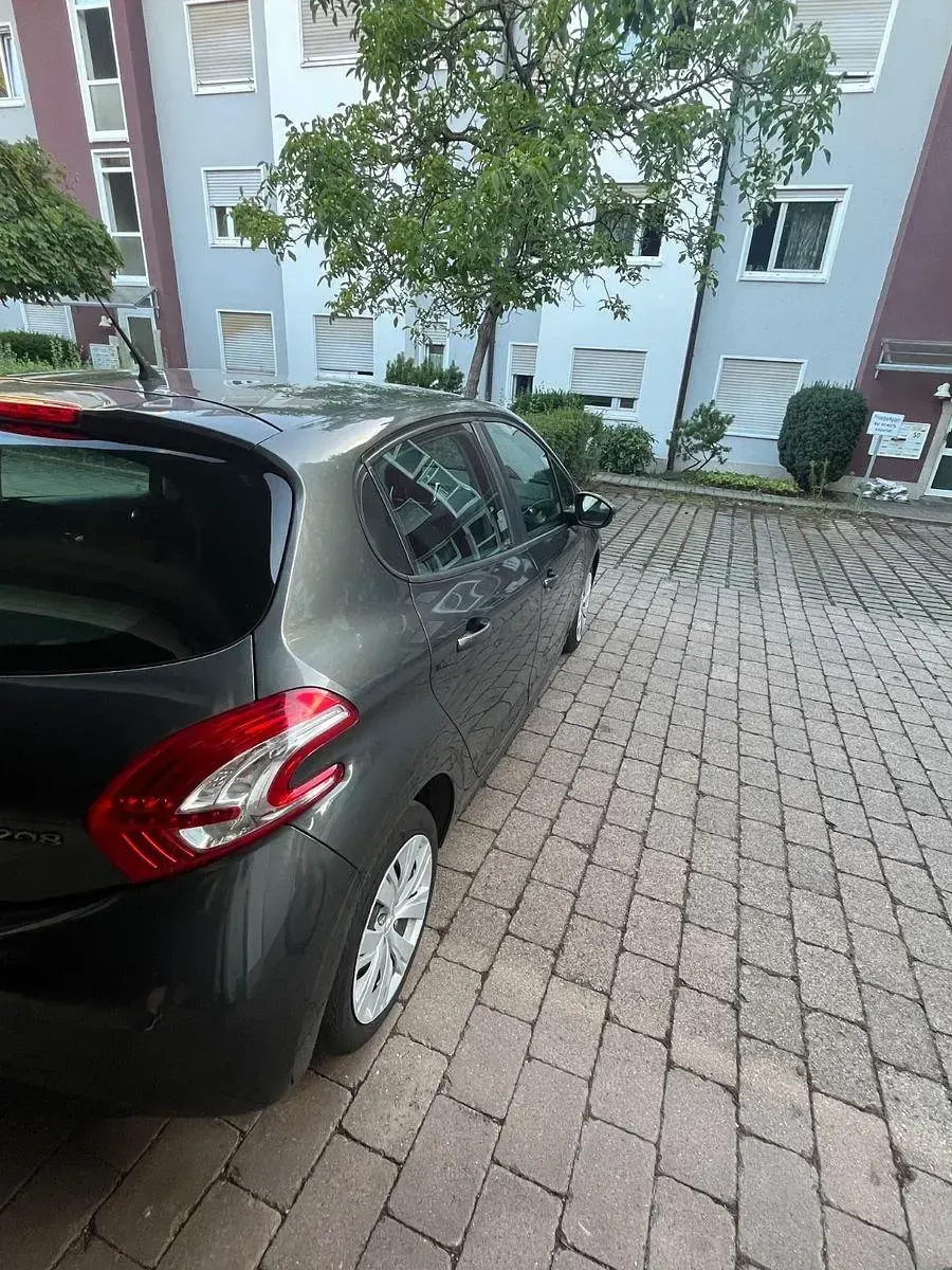 Gebraucht Peugeot 208 Active 82 PS (60 kW) 2014 Grau Kleinwagen
