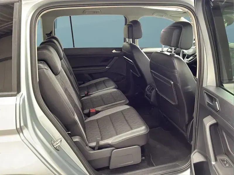 Gebraucht VW Touran 150 PS (110 kW) 2025 Silber Van / Kleinbus