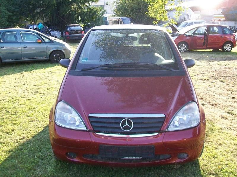 Weinrot metallic Gebraucht 2000 Mercedes A140 Kleinwagen | 999 € (Superpreis) - Bild 1/4