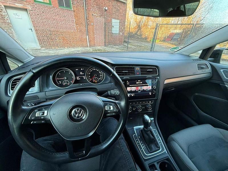 Gebraucht VW Golf VII Comfortline 116 PS (85 kW) 2018 Schwarz Kombi