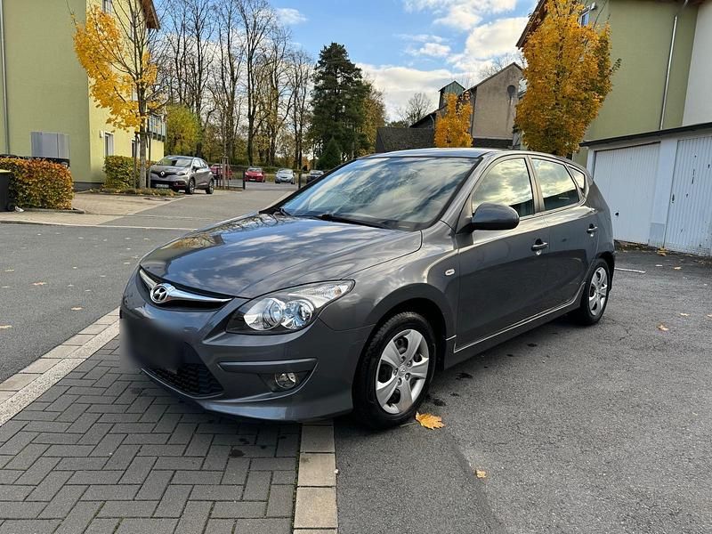 Grau Gebraucht 2011 Hyundai i30 Limousine | 3.500 € (Fairer Preis) - Bild 1/4