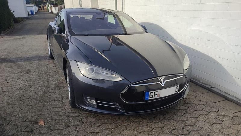 Silber Gebraucht 2015 Tesla Model S Kleinwagen | 29.900 € - Bild 1/4