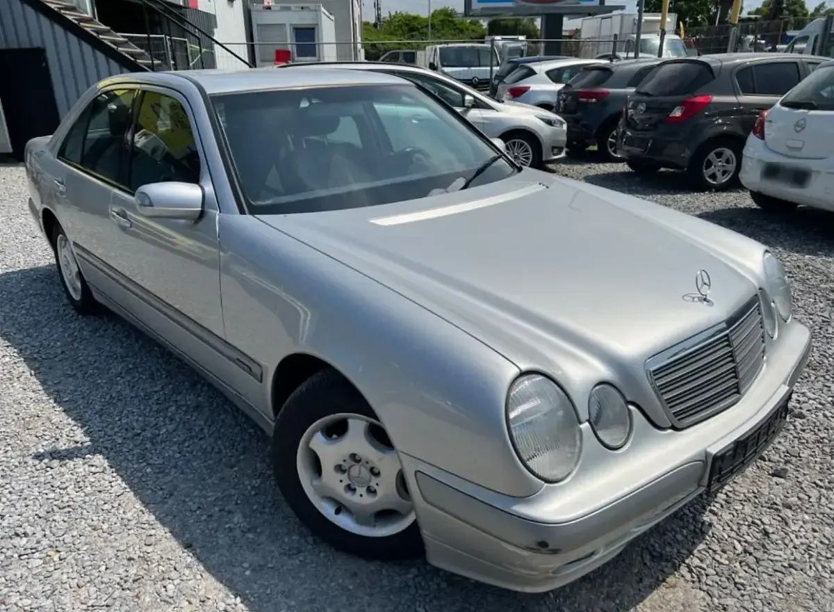 Używany Mercedes E220 143 KM (105 kW) 2001 Srebrny Sedan/Limuzyna