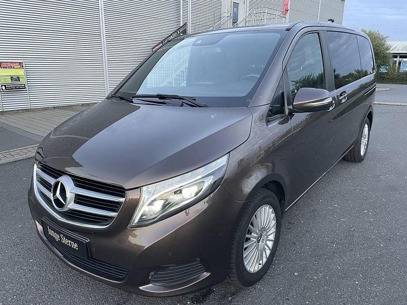 Braun Gebraucht 2019 Mercedes V250 Van / Kleinbus | 38.490 € (Teuer) - Bild 1/4