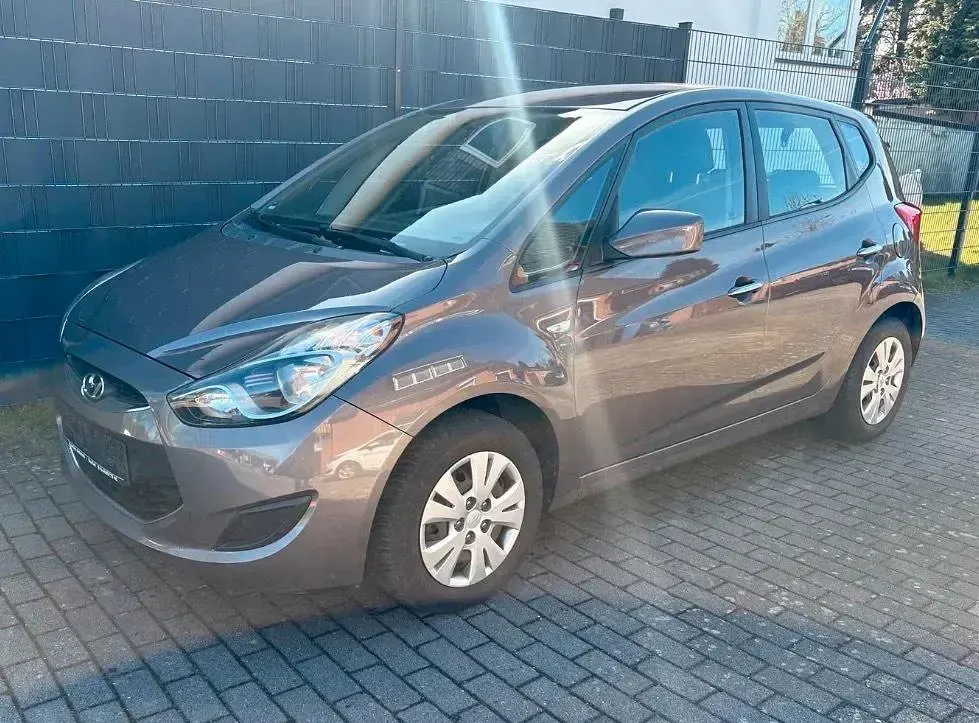 Gebraucht Hyundai ix20 Edition 90 PS (66 kW) 2012 Grau Kleinwagen