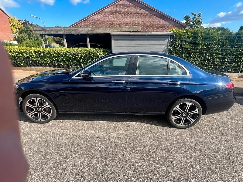 Blau Gebraucht 2021 Mercedes E300 Limousine | 39.790 € (Teuer) - Bild 1/4
