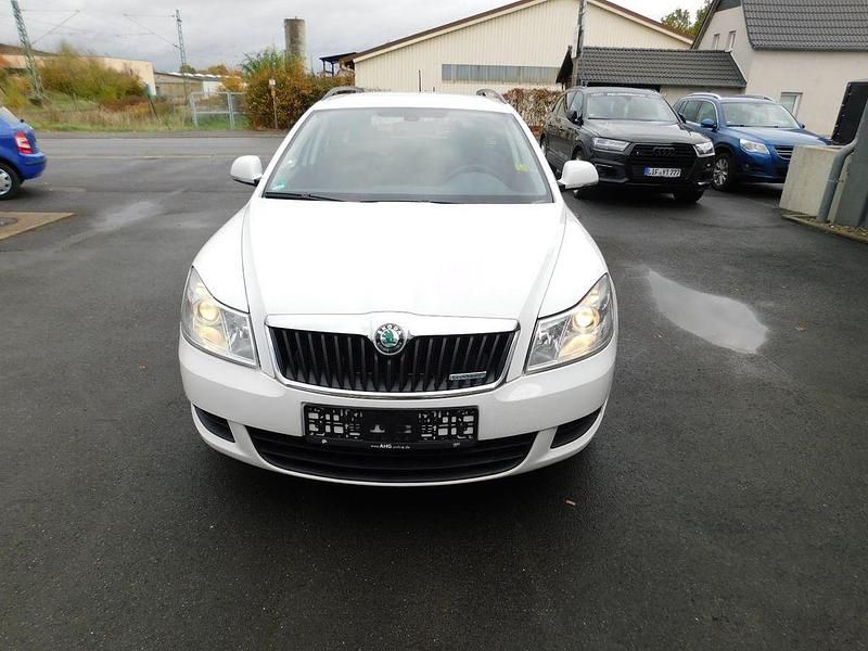 Weiß Gebraucht 2012 Skoda Octavia GreenLine Kombi | 3.200 € (Fairer Preis) - Bild 1/4
