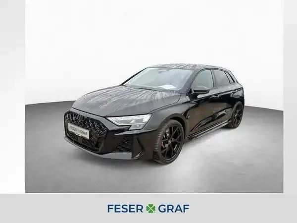 Mythosschwarz metallic Neu 2025 Audi RS3 Sportback Ambiente Kleinwagen | 62.690 € - Bild 1/3