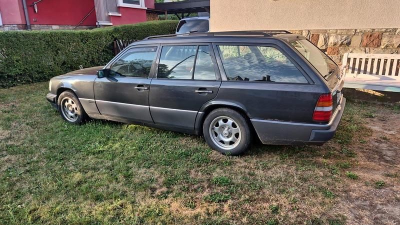 Gebraucht Mercedes 300 178 PS (130 kW) 1992 Schwarz Kombi