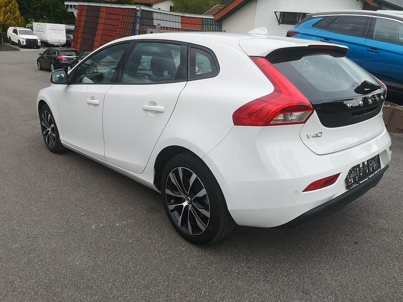 Gebraucht Volvo V40 Momentum 122 PS (89 kW) 2019 Weiß Limousine