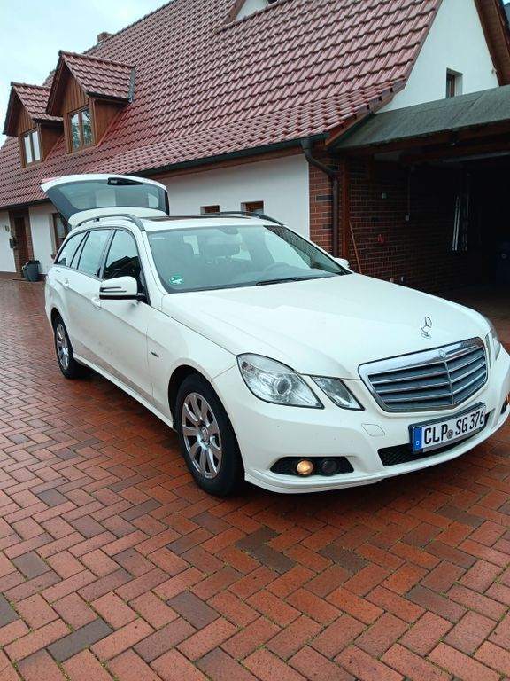Weiß Gebraucht 2010 Mercedes 200 Kombi | 8.900 € - Bild 1/4