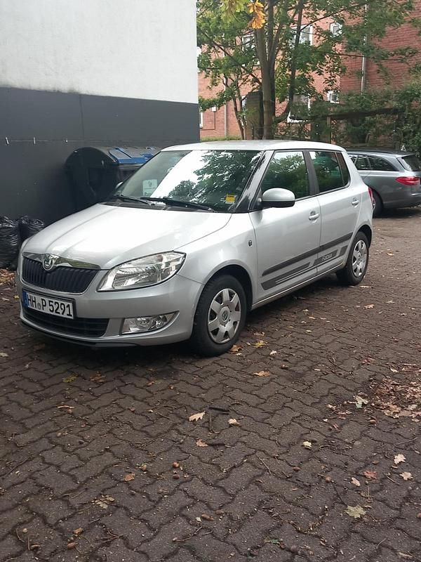 Grau Gebraucht 2011 Skoda Fabia Kleinwagen | 1.800 € (Superpreis) - Bild 1/4