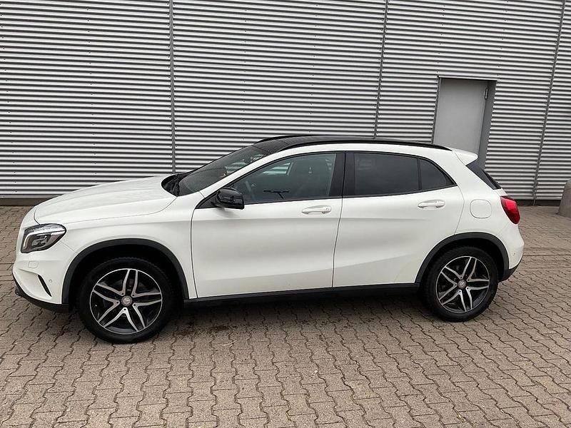 Weiß Gebraucht 2016 Mercedes GLA200 Urban SUV | 18.450 € (Guter Preis) - Bild 1/4