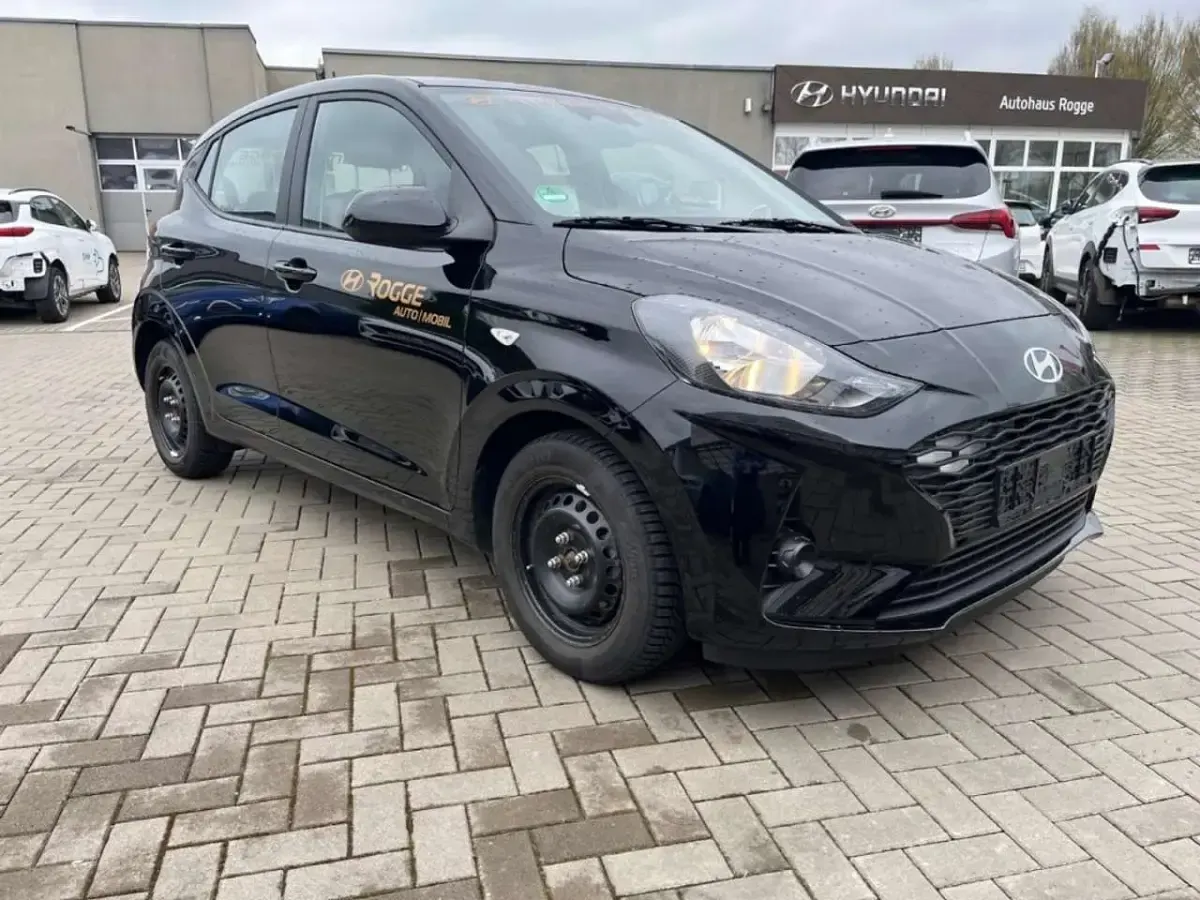 Gebraucht Hyundai i10 Select 63 PS (46 kW) 2025 Phantom black / met Kleinwagen