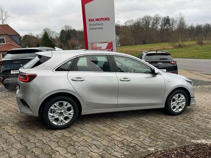 Gebraucht Kia Ceed Comfort 140 PS (102 kW) 2025 Sparklingsilber Kleinwagen