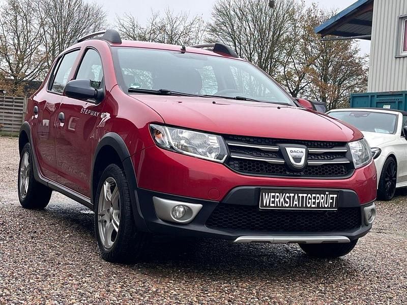 Gebraucht Dacia Sandero Prestige 90 PS (66 kW) 2015 Rot Limousine