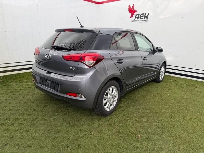 Gebraucht Hyundai i20 Passion 84 PS (61 kW) 2016 Grau Limousine