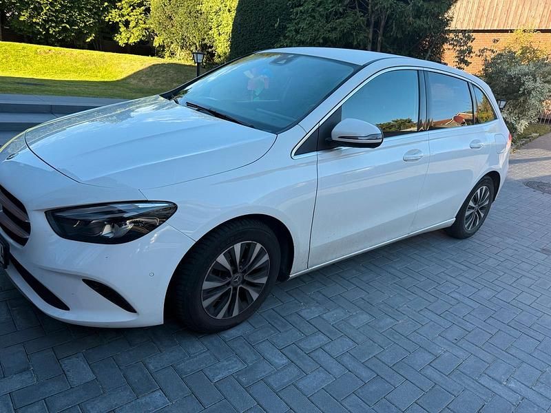 Weiß Gebraucht 2022 Mercedes 180 Limousine | 21.500 € (Superpreis) - Bild 1/1