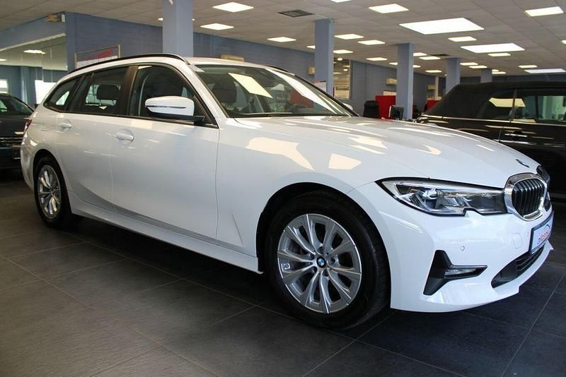 Alpinweiß uni Gebraucht 2022 BMW 320 Advantage Kombi | 27.980 € (Fairer Preis) - Bild 1/4