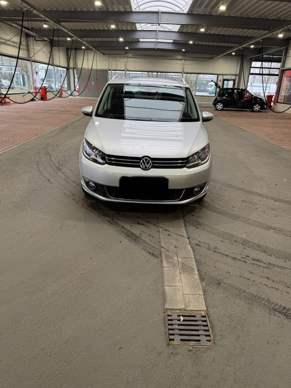 Silber Gebraucht 2011 VW Touran Highline Van / Kleinbus | 6.899 € (Etwas zu teuer) - Bild 1/4