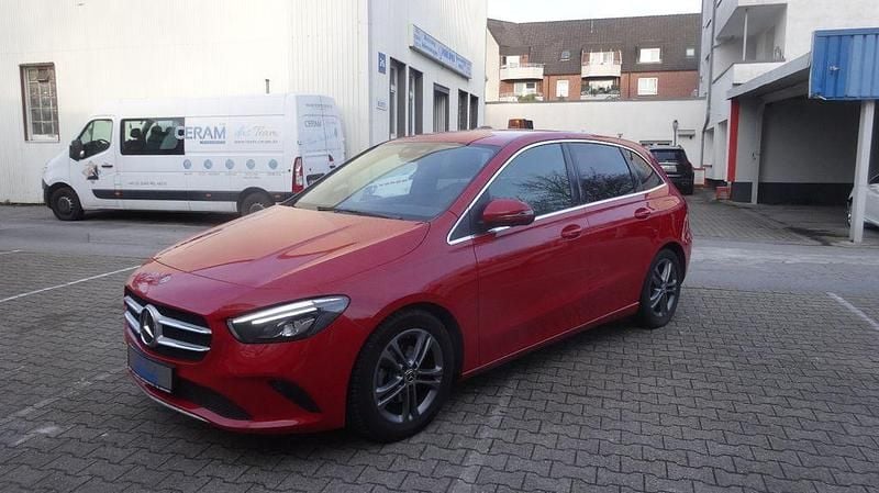 Gebraucht Mercedes B180 136 PS (100 kW) 2020 Rot Van / Kleinbus