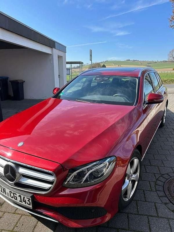 Gebraucht Mercedes E220 194 PS (142 kW) 2017 Rot Kombi