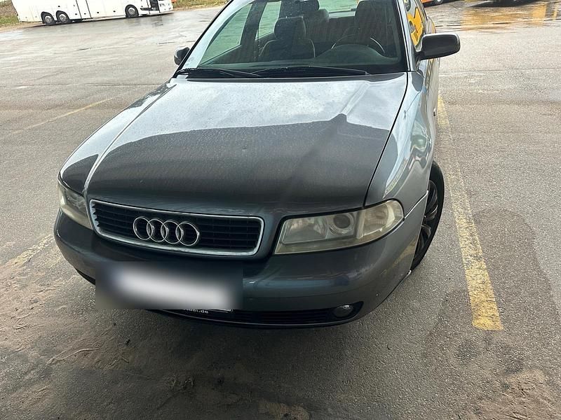 Grau Gebraucht 2000 Audi A4 Limousine | 699 € (Superpreis) - Bild 1/4
