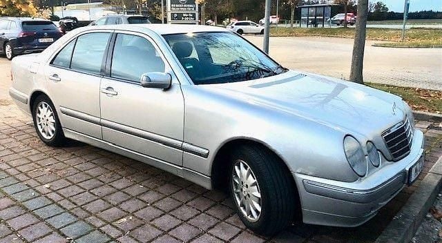 Silber Gebraucht 2001 Mercedes E240 Avantgarde Limousine | 3.999 € (Guter Preis) - Bild 1/4