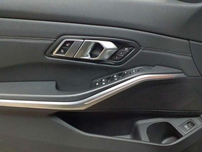 Gebraucht BMW 320 Luxury Line 190 PS (139 kW) 2020 Saphirschwarz metallic Kombi