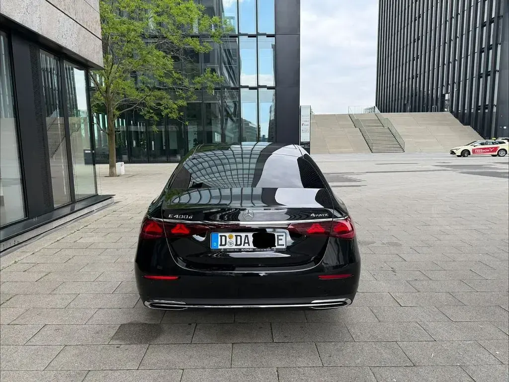 Używany Mercedes E400 381 KM (280 kW) 2024 Czarny Sedan/Limuzyna