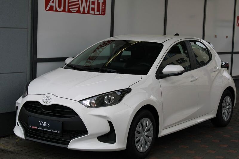 Weiß Neu 2025 Toyota Yaris Hybrid Comfort Limousine | 23.980 € (Guter Preis) - Bild 1/4