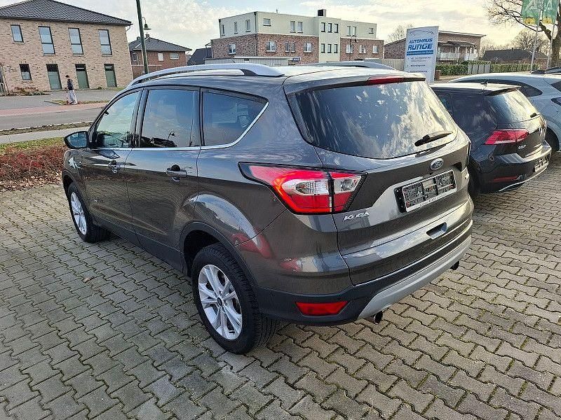 Gebraucht Ford Kuga Titanium 182 PS (133 kW) 2017 Grau SUV
