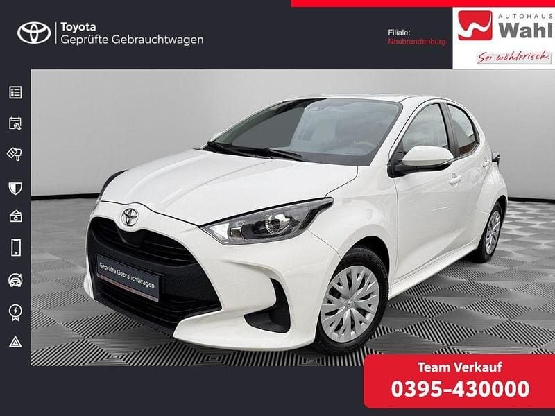 Weiß Gebraucht 2022 Toyota Yaris Basis Limousine | 13.900 € (Fairer Preis) - Bild 1/4