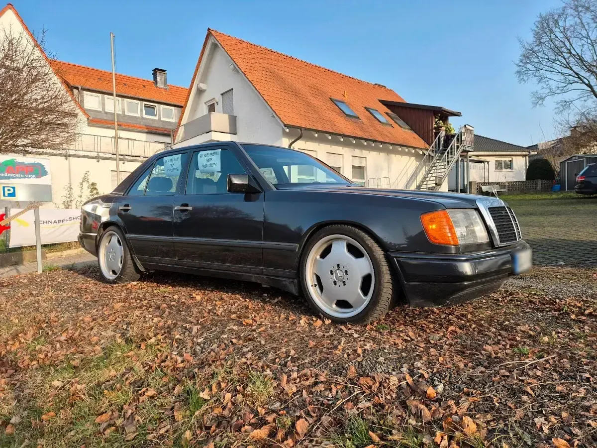 Gebraucht Mercedes E230 140 PS (102 kW) 1988 Schwarz Limousine