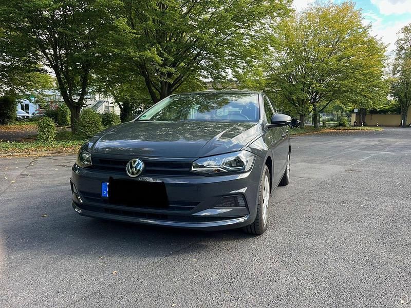 Grau Gebraucht 2018 VW Polo Trendline Kleinwagen | 12.400 € (Fairer Preis) - Bild 1/4