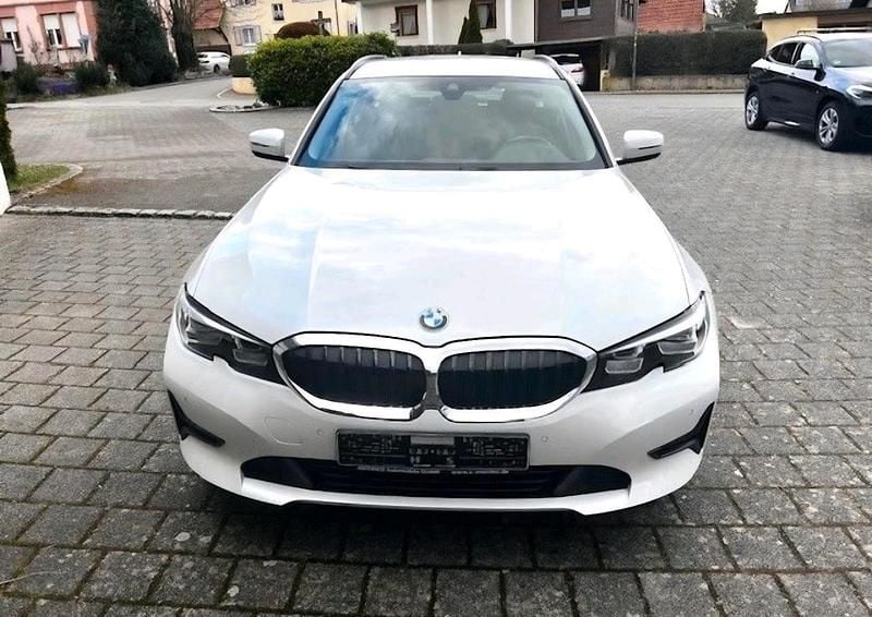 Weiß Gebraucht 2022 BMW 320 Comfort Edition Kombi | 24.950 € - Bild 1/4