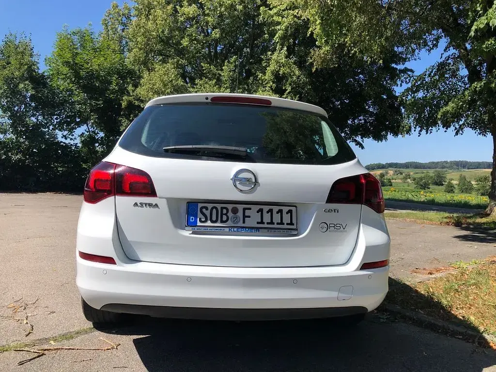 Gebraucht Opel Astra Edition 125 PS (91 kW) 2011 Weiß Kombi