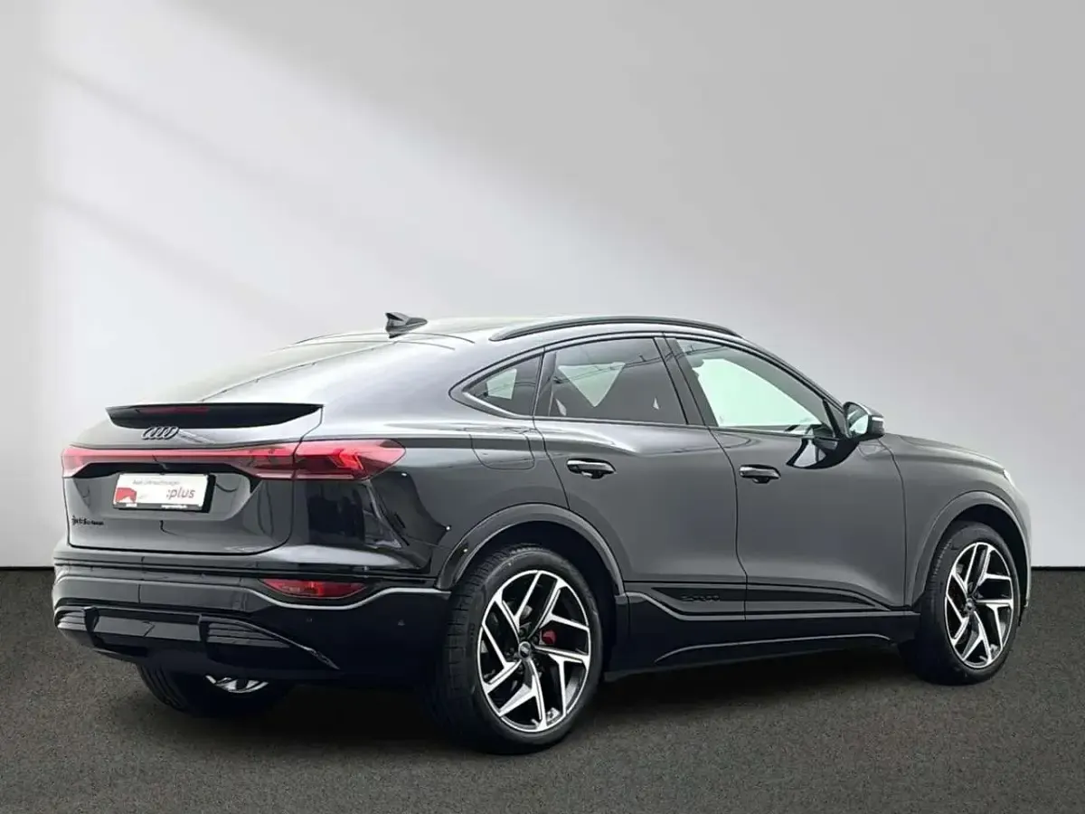 Neu Audi SQ6 Sportback e-tron Sport 359 kW (489 PS) 2026 Schwarz SUV