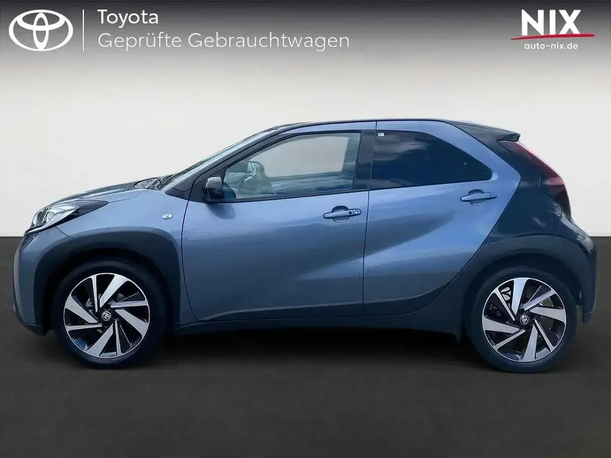 Gebraucht Toyota Aygo X X-plore 72 PS (52 kW) 2023 Celestite grey metallic / night sky black SUV