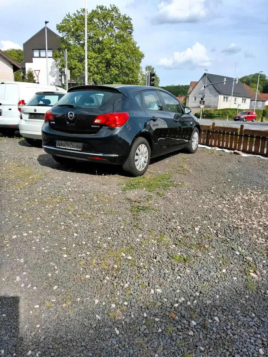 Używany Opel Astra 101 KM (74 kW) 2015 Czarny Sedan/Limuzyna