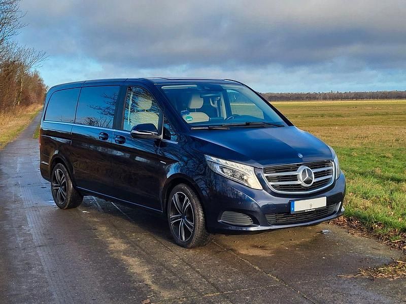 Gebraucht Mercedes V250 Avantgarde Edition 190 PS (139 kW) 2015 Blau Van / Kleinbus