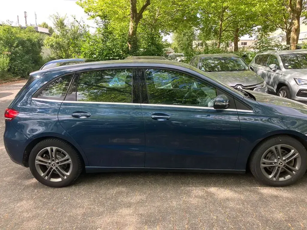 Gebraucht Mercedes B200 150 PS (110 kW) 2020 Blau Kleinwagen