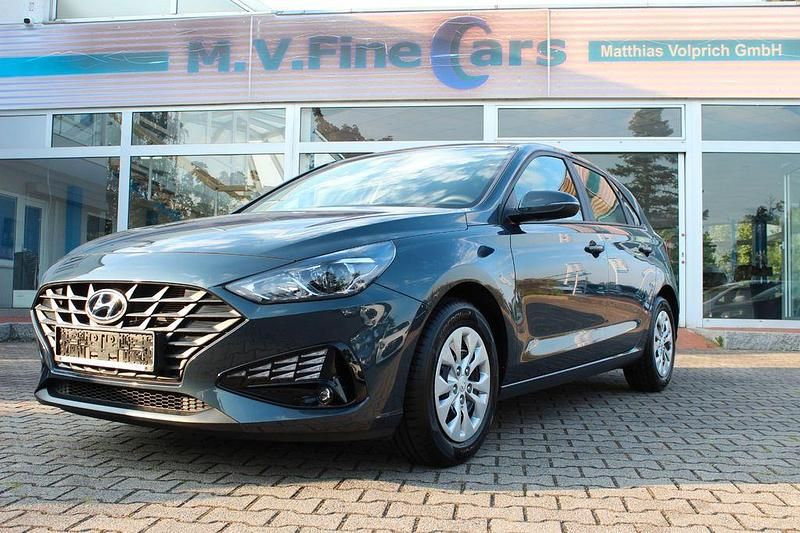 Blau Gebraucht 2022 Hyundai i30 Pure Limousine | 16.800 € (Fairer Preis) - Bild 1/4