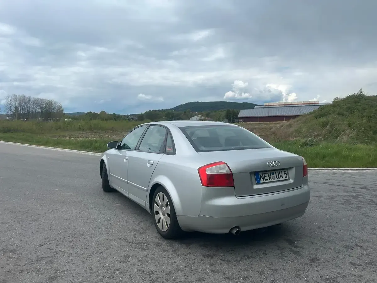 Używany Audi A4 131 KM (96 kW) 2001 Srebrny Sedan/Limuzyna
