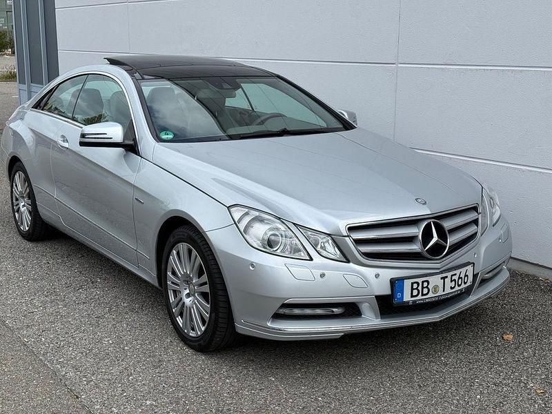 Silber Gebraucht 2011 Mercedes E200 Coupé | 8.900 € (Guter Preis) - Bild 1/4