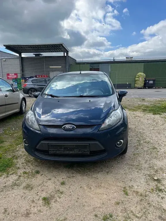 Używany Ford Fiesta 60 KM (44 kW) 2012 Niebieski Sedan/Limuzyna