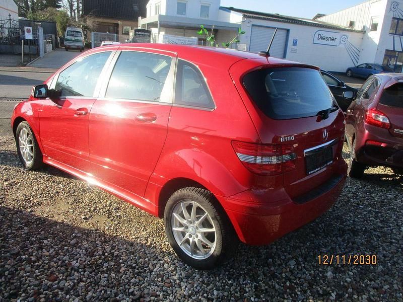 Gebraucht Mercedes B180 109 PS (80 kW) 2011 Rot Van / Kleinbus